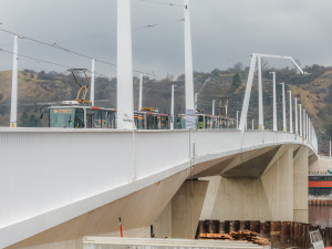 VIDEO: Dvorecký most otestovaly tramvaje a autobusy, trať prošla na výbornou