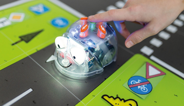 Projekt propojuje dopravní výchovu s robotikou. Nápad studentky se stal realitou.