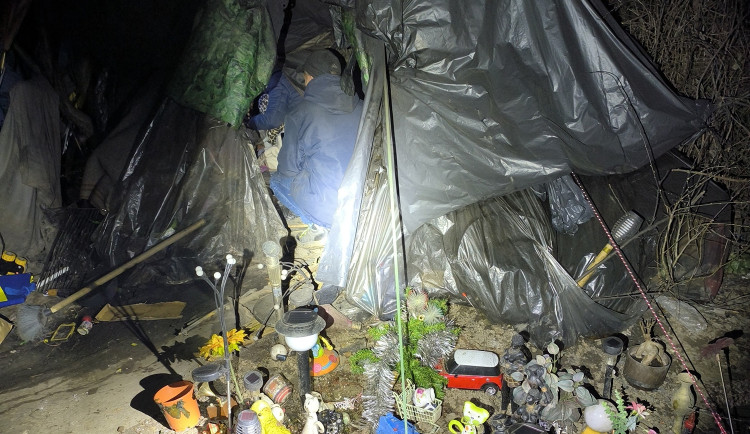 Žena žila s dětmi ve stanu, byl tam i cizí muž.