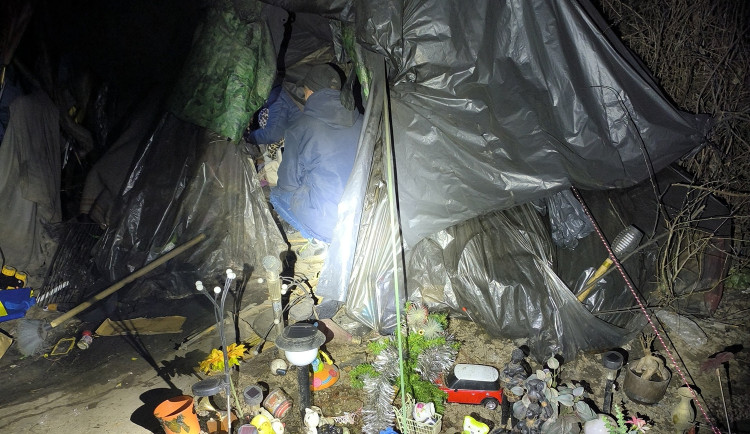 Matka žila s malými dětmi ve stanu. K lékaři ani do školy nechodily