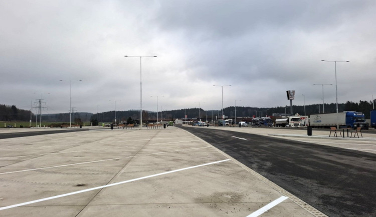 Provoz na D5 omezí modernizace druhé poloviny největšího dálničního parkoviště v ČR