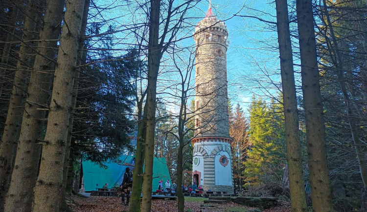 TIP NA VÝLET: Úchvatné vyhlídky nad Jeseníkem. Čertovy kameny, rozhledna Zlatý chlum a Křížový vrch