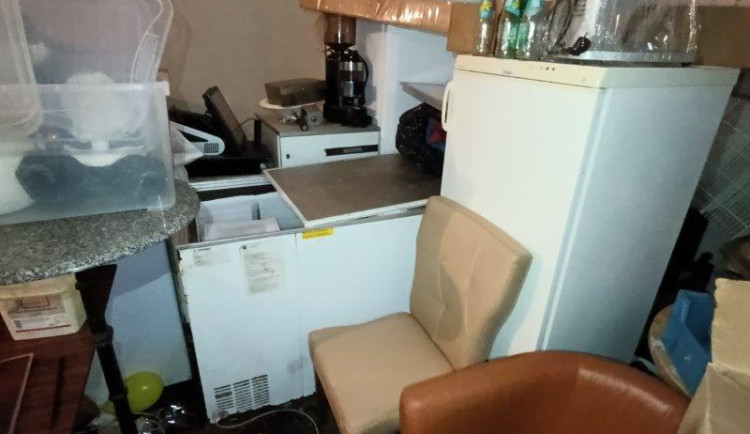 Zápach po moči, nedopalky i pneumatiky. Inspektoři zavřeli část zázemí restaurace