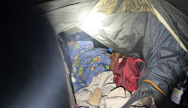 Děti objevili ve stanu ve Kbelích.