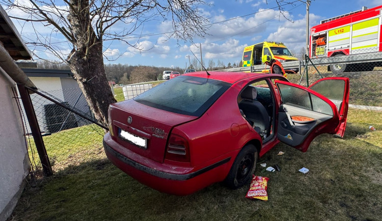 Řidička v Těrlicku narazila do svodidel a převrátila auto. Zasahoval vrtulník