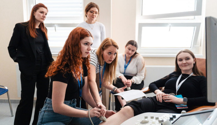 Kemp Po medině přiveze studenty medicíny do Karlovarského kraje