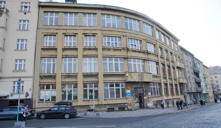 Středočeský kraj si koupil budovu pošty ve Vršovicích. Nastěhuje tam své organizace