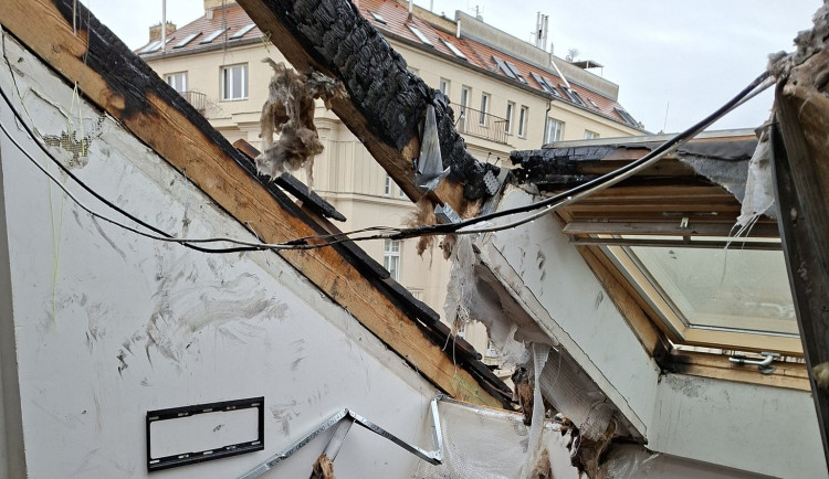 Potřebují postele i počítače k práci. Běží sbírka pro Letenské zasažené požárem