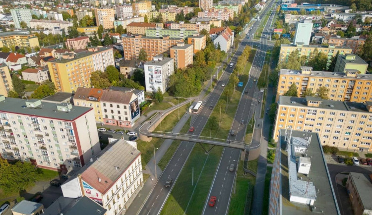 Strašidelný podchod zmizí. Startují práce na stavbě lávky přes rušnou Rokycanskou