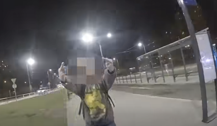 VIDEO: Agresivní opilec v Hrabůvce urážel strážníky. Pojďte mě zkopat, vybízel je