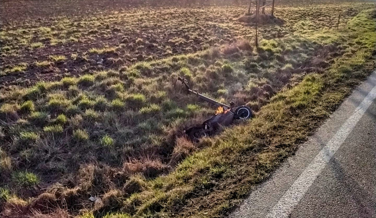 U silnice za Brnem hořela elektrokoloběžka. Skončila v příkopu