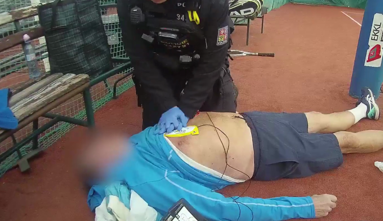 VIDEO: Senior zkolaboval při tenisu. O jeho život bojovali kamarádi i policisté