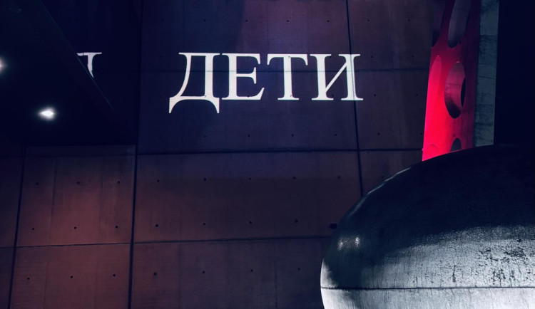 DJKT si připomnělo výročí bombardování divadla v Mariupolu, kde zemřely stovky lidí