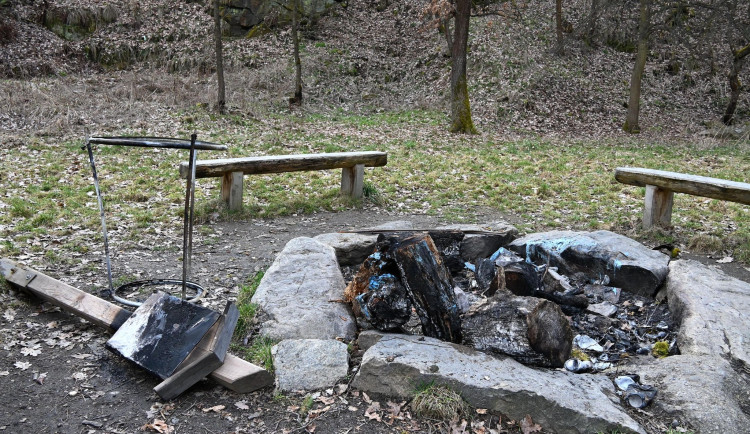 Vandalům neuniklo ohniště na Vohybale, spálili koš i ceduli. Město zvažuje fotopasti