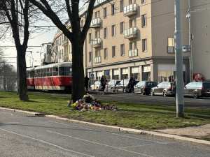 Spolužáci se loučí s dívkou sraženou tramvají. Vedení Prahy 6 posílí dopravní výchovu