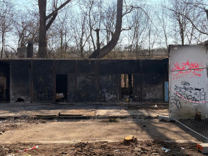 Azbest, tuny odpadků, koše jehel. Praha 4 bourá squat v Braníku, bude tu park