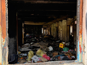 Azbest, tuny odpadků, koše jehel. Praha 4 bourá squat v Braníku, bude tu park