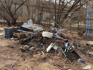 Azbest, tuny odpadků, koše jehel. Praha 4 bourá squat v Braníku, bude tu park