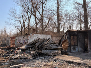 Azbest, tuny odpadků, koše jehel. Praha 4 bourá squat v Braníku, bude tu park