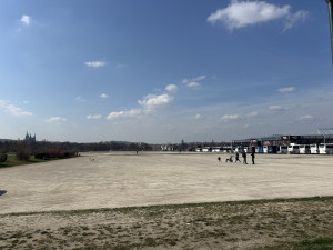 Stovky dobrovolníků, desítky záchodů, sekce pro rodiny. Jak bude vypadat demonstrace na Letné