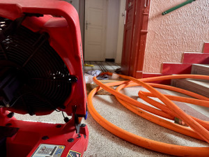 FOTO: Na Žižkově hořel byt. Osmnáctiletý mladík před plameny utekl oknem