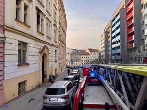 FOTO: Na Žižkově hořel byt. Osmnáctiletý mladík před plameny utekl oknem