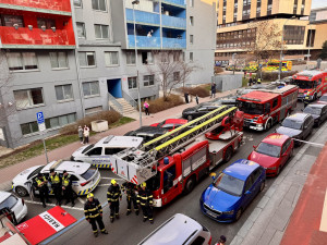 FOTO: Na Žižkově hořel byt. Osmnáctiletý mladík před plameny utekl oknem