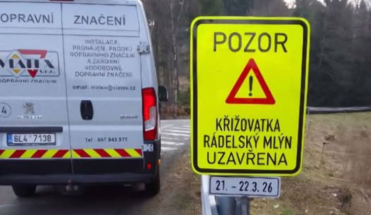 Komplikace pro řidiče na rychlostce u Rádelského mlýna. Kvůli kácení