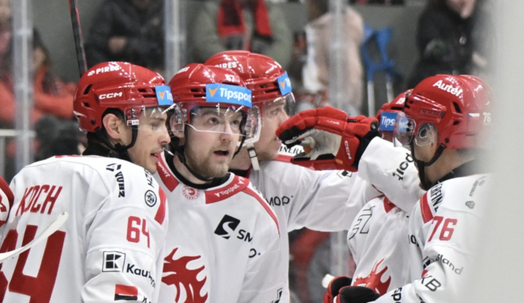 Hokejisté Třince zahájili čtvrtfinále výhrou v Hradci Králové 4:2