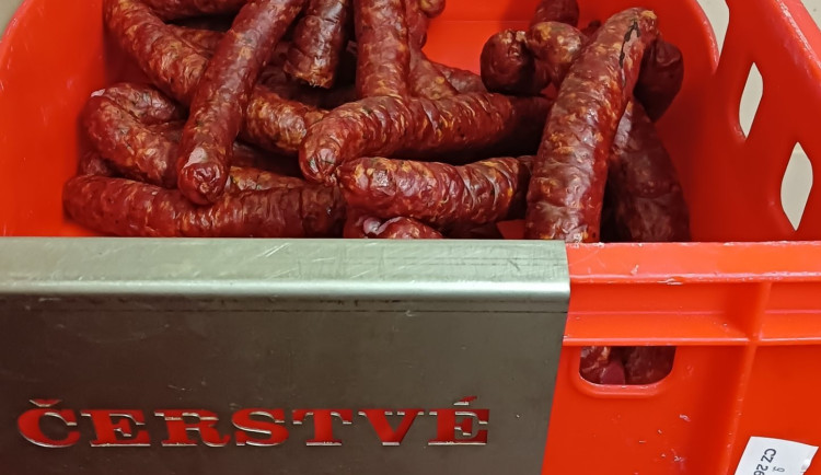 Zakoupení klobásy mají lidé vrátit.