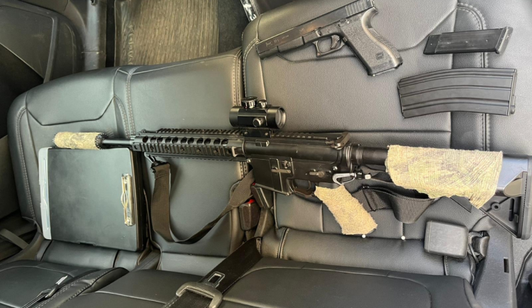 Muž střílel na letenské demonstranty, zadržela ho policie