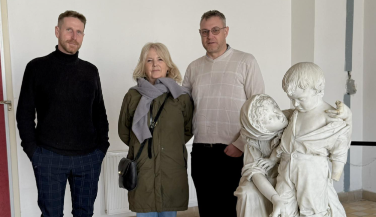 Pravnučka Löw-Beerových přijela do Brna, prohlédla si nalezenou sochu