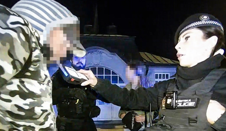 Závěr schůzky nedopadl pro opilý pár podle jejich představ