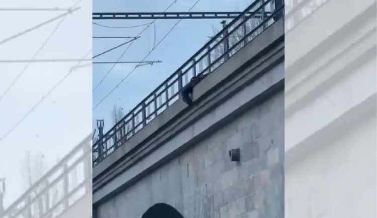 Žena na Negrelliho viaduktu hrozí sebevraždou, policie s ní již dvě hodiny vyjednává