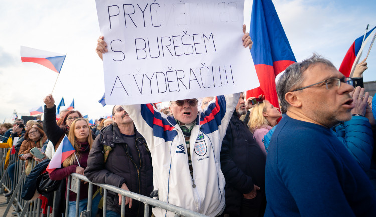FOTO: Pryč s Burešem a vyděrači. Podívejte se, jak probíhala demonstrace na Letné