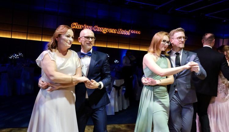 FOTO: Lidé v Ostravě si užili ples. Výtěžek jde na vybavení herny v rodinném centru