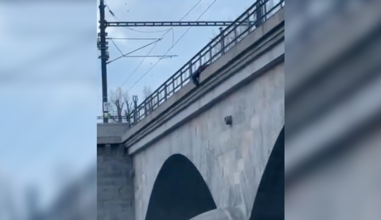 Žena hrozila sebevraždou.