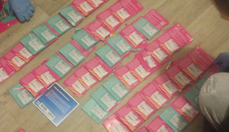 Falešný policista připravil muže z Opavy o miliony. Policisté ho chytili v Praze