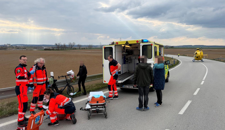 U Horusic srazilo auto cyklistku bez přilby, seniorka utrpěla poranění hlavy