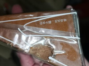 Potraviny v Sapě ovládla plíseň a hlodavci, obchod inspektoři na místě zavřeli