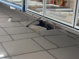 Potraviny v Sapě ovládla plíseň a hlodavci, obchod inspektoři na místě zavřeli