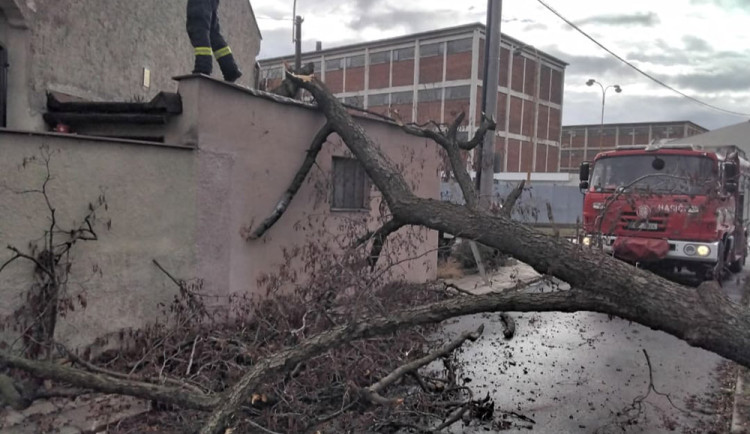 Prudká změna počasí je tady. Teploty spadnou, v Jeseníkách bude sněžit a přijde silný vítr