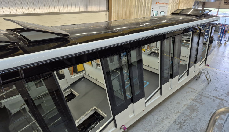 Nové vozy lanovky už se chystají do Prahy, jezdit by mohly začít na podzim