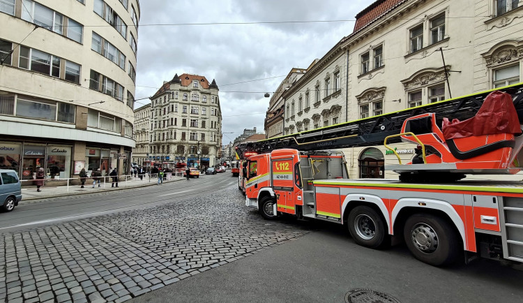 V Divadle Komedie hořela opona, hasiči zachránili pět lidí