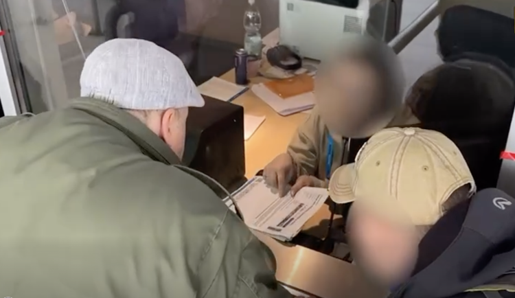 Podvodníka zadržela policie.