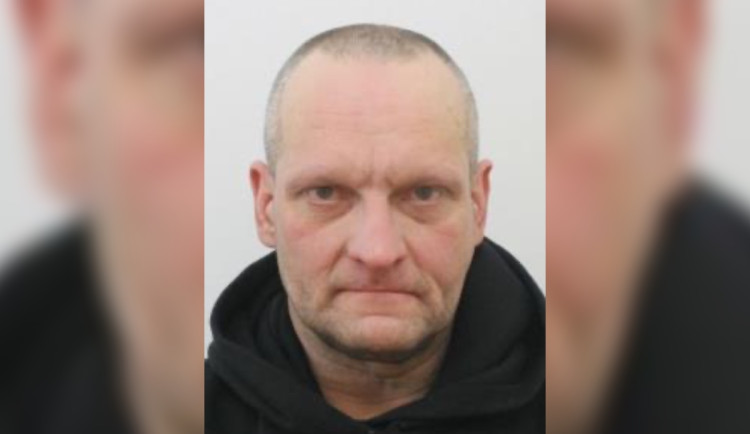 Po požáru našli tělo ženy, teď pátrají policisté po podezřelém muži