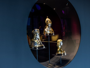 Jízdárna Pražského hradu vystavuje svatovítský poklad doplněný současným uměním