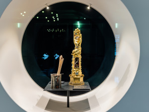 Jízdárna Pražského hradu vystavuje svatovítský poklad doplněný současným uměním