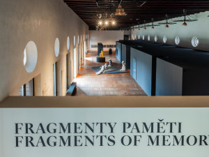 Jízdárna Pražského hradu vystavuje svatovítský poklad doplněný současným uměním