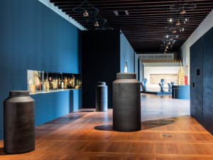 Jízdárna Pražského hradu vystavuje svatovítský poklad doplněný současným uměním